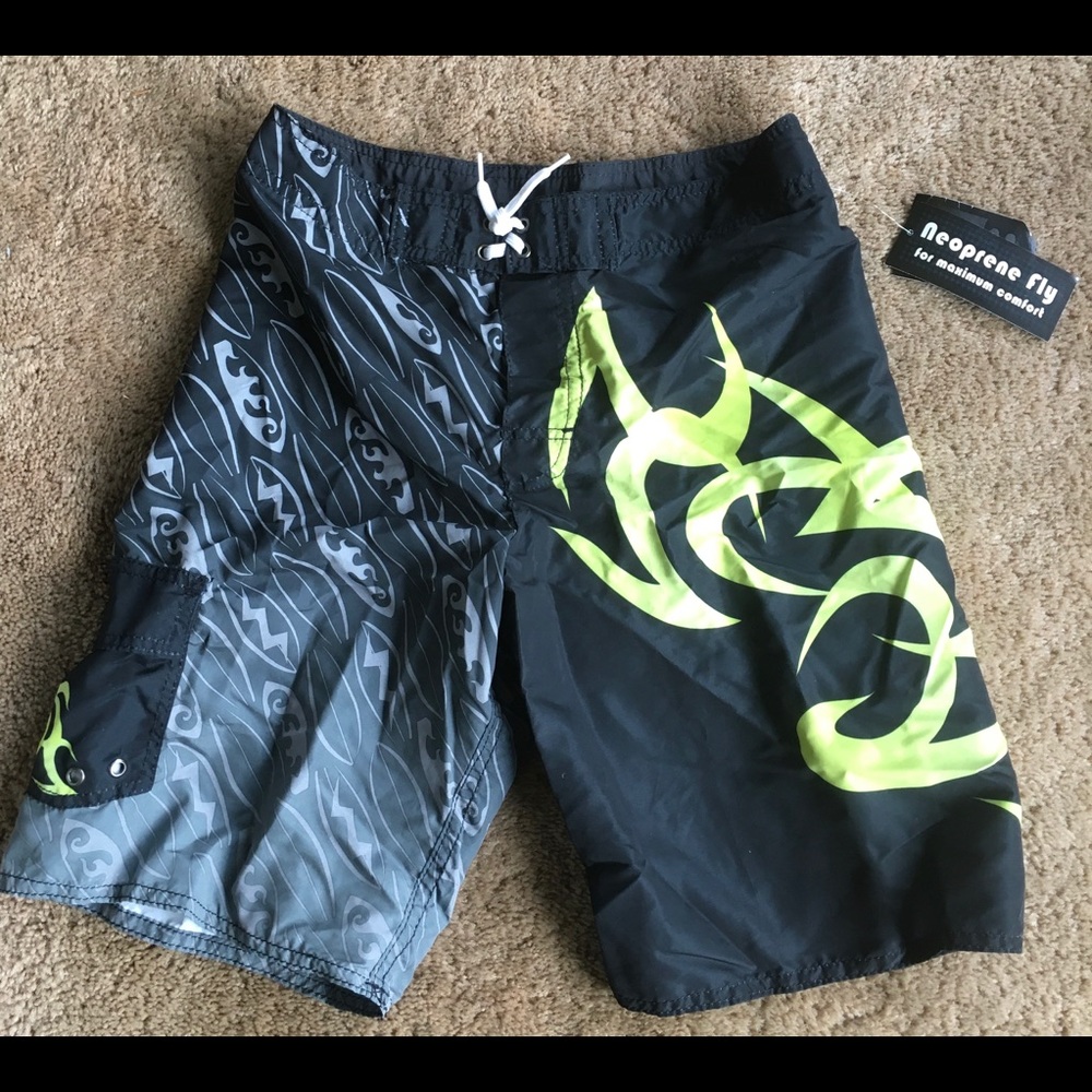 📌Boys XL board shorts